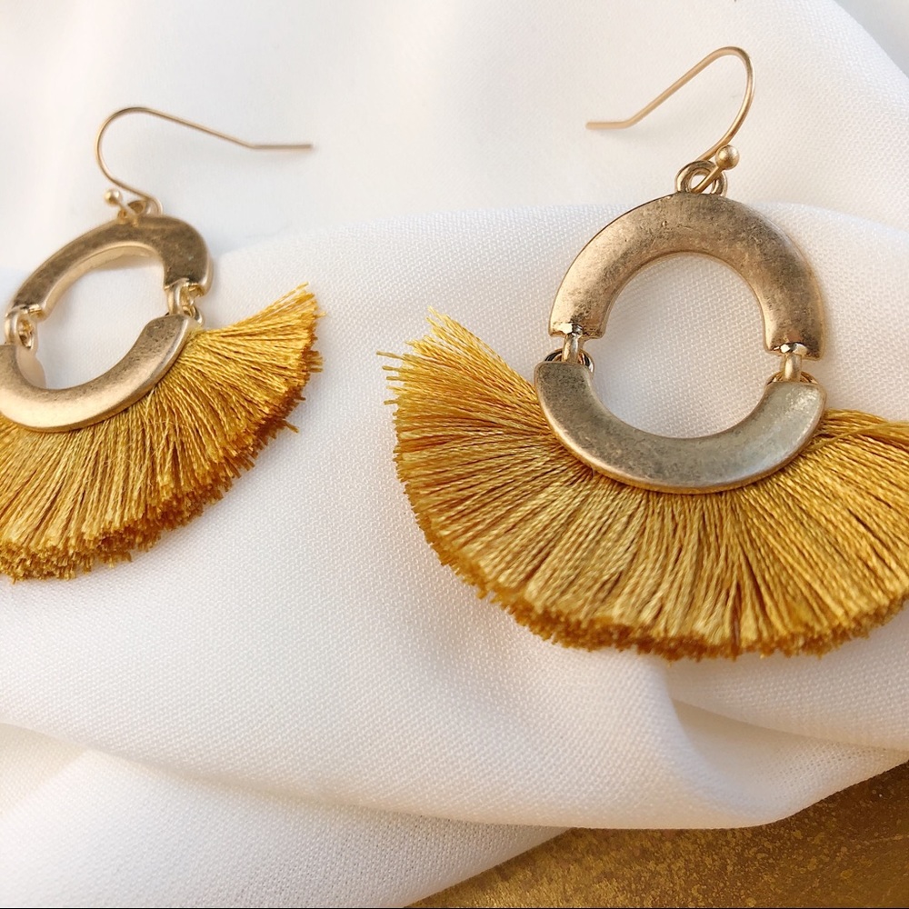 TASSEL EARRING - Picture 5 of 8